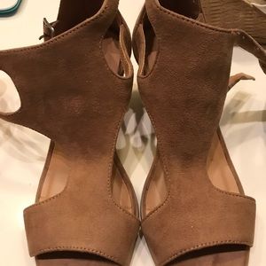 Tan short heel shoes